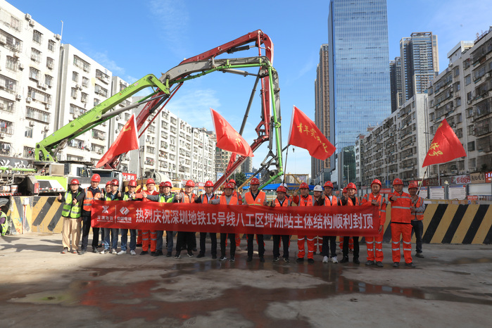 封顶仪式合影 摄影:宋丹.jpg