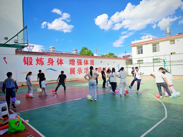 “踩气球”.jpg