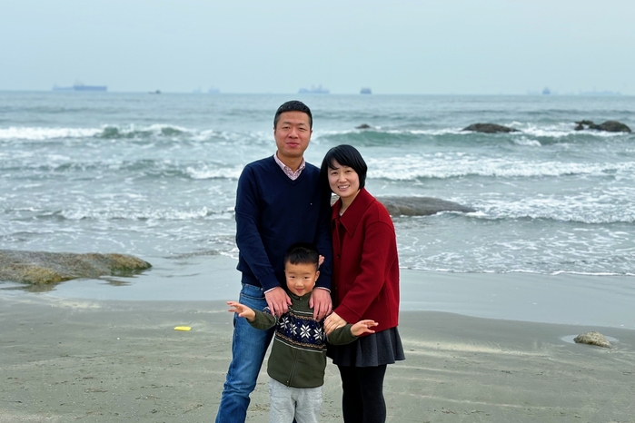 图三 文佳一家三口合影.jpg