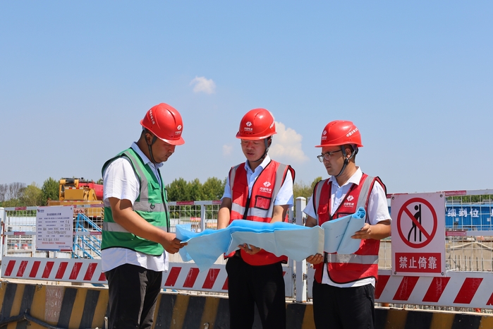 图一 文佳在现场与技术人员交流.jpg