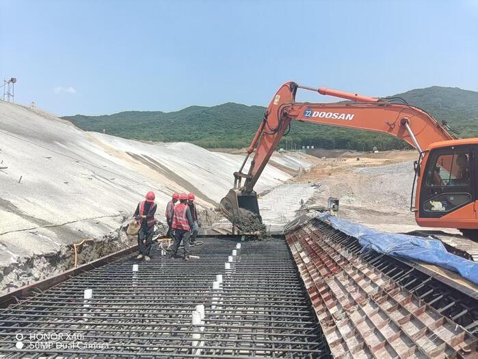 尚志抽蓄电站下水库大坝趾板首仓混凝土顺利浇筑.jpg