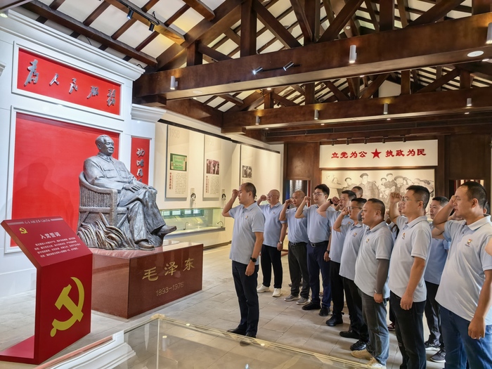 永定·金牛片区项目党支部党员们在毛主席视察红光社纪念馆重温入党誓词.jpg