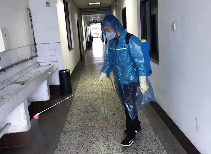 图2-李金华在给郫都基地办公楼消毒.png
