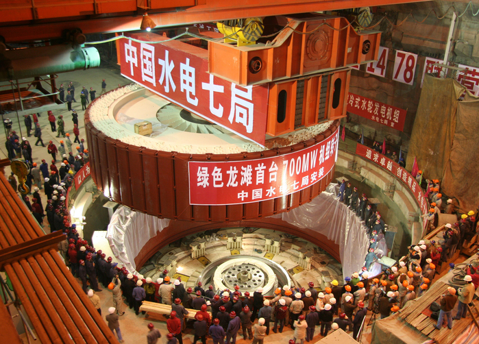 2.龙滩水电站成功吊装世界首台单机70万千瓦空冷式发电机组.jpg