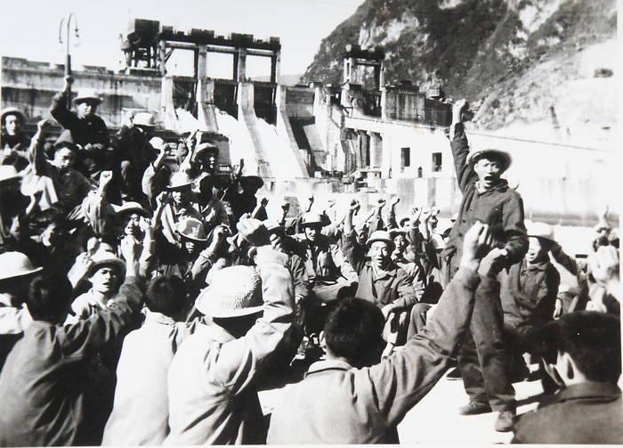 1.龚嘴电站首台机组发电,职工们欢呼雀跃.JPG